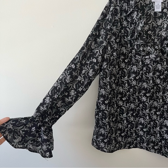 Carmen Marc Valvo V Neck Blouse Medium Black Bell Sleeve Floral - Picture 3 of 4